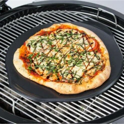 Pierre à Pizza En Céramique Pour Barbecue Weber GBS Ø 46,4 Cm -Eno Bbq Boutique 8830 pierre a pizza ceramique ambiance 2 min