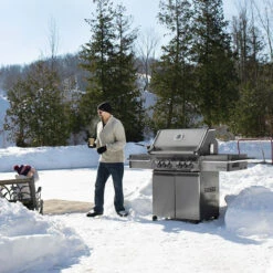 Pack Barbecue à Gaz Napoleon PRESTIGE PRO 500 + 3 Accessoires -Eno Bbq Boutique pro500rsib 1 lifestyle winter grilling napoleon grills 1 1 2