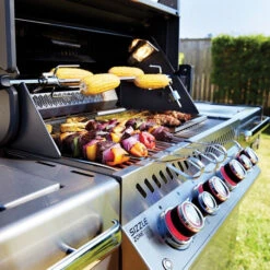 Rôtissoire Inox Pour Barbecue Napoleon Prestige PRO 500 Et Lex 485 -Eno Bbq Boutique pro500rsib 2 close up food on grill gas on napoleon grills 1