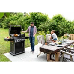 Barbecue à Gaz Napoleon Rogue 425 + Réchaud + Rôtissoire Incluse -Eno Bbq Boutique rb425rsbpk 1 fr a barbecue gaz napoleon rogue 425 rechaud rotissoire ambiance personnes